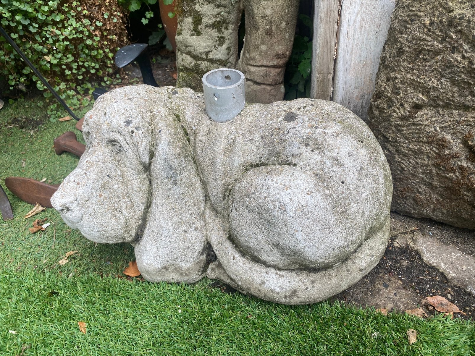 Grote zware parasolvoet hond  35€, Ophalen, Gebruikt, Beton, Dierenbeeld
