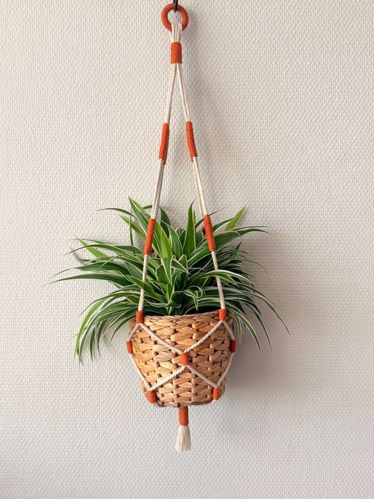 Handgemaakte macramé plantenhanger - beige/terracotta, Nieuw, Ophalen of Verzenden, 73 cm, Handgemaakt
