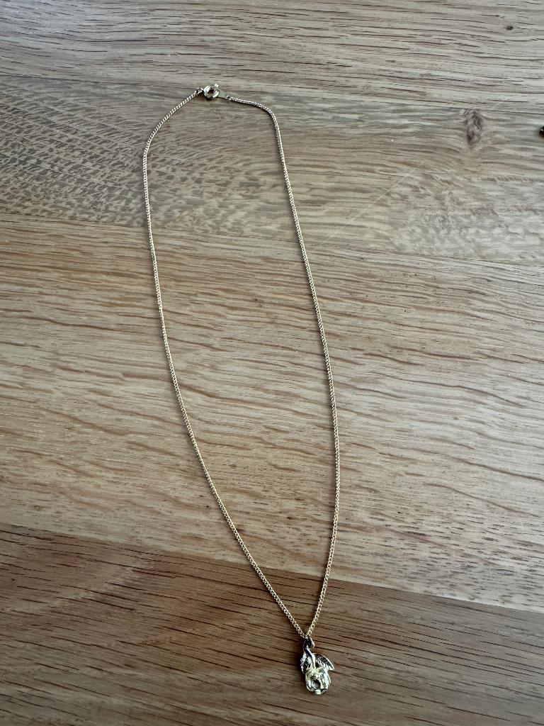 Goudkleurig kettinkje met roos hanger, Ophalen of Verzenden, Zo goed als nieuw, Goud, Overige materialen