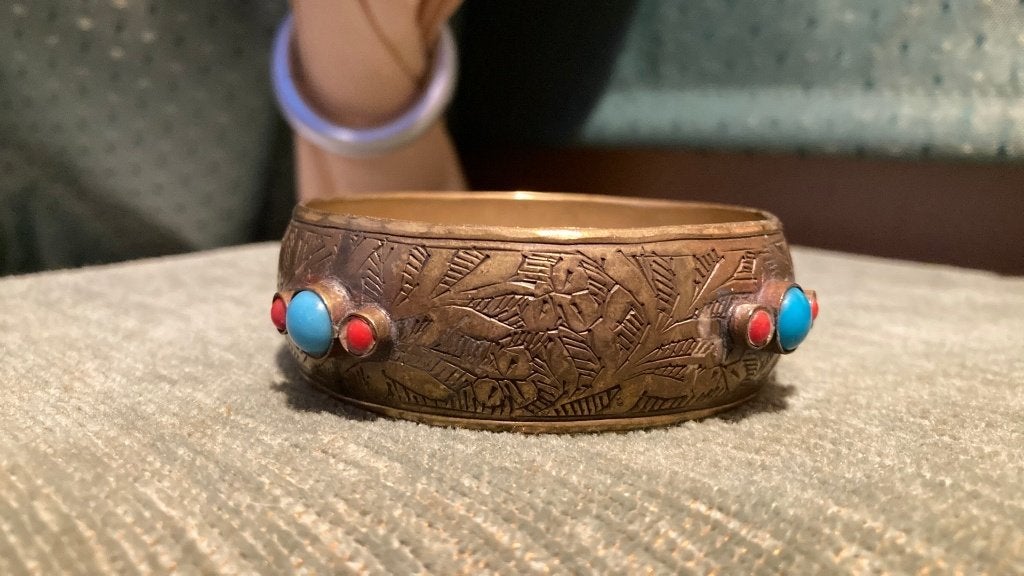 Armband India, Ophalen