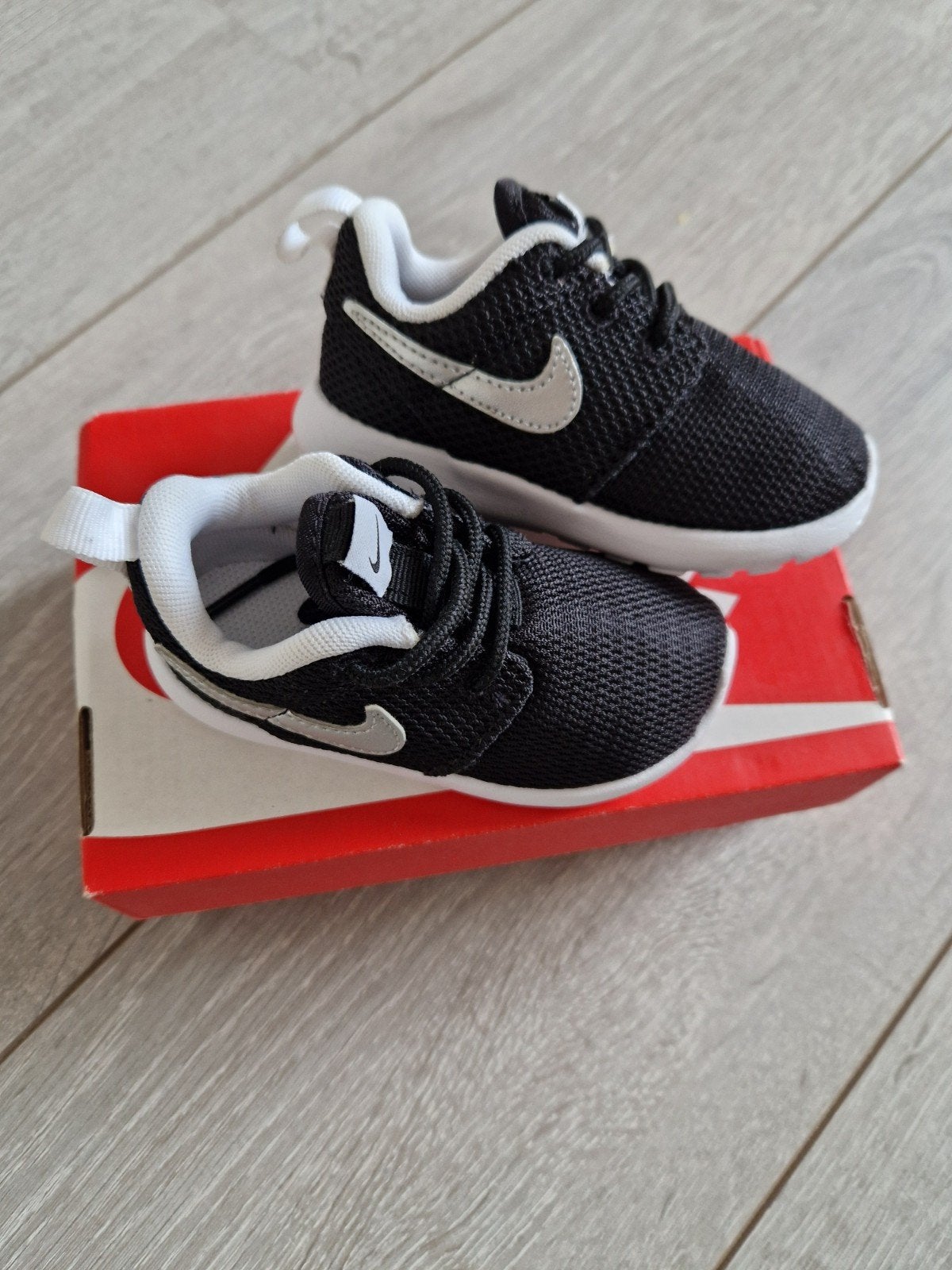 Nike rosherun zwart zilver maat 21 (nieuw), Kinderen en Baby's, Babykleding | Schoentjes en Sokjes, Schoentjes, Jongetje of Meisje