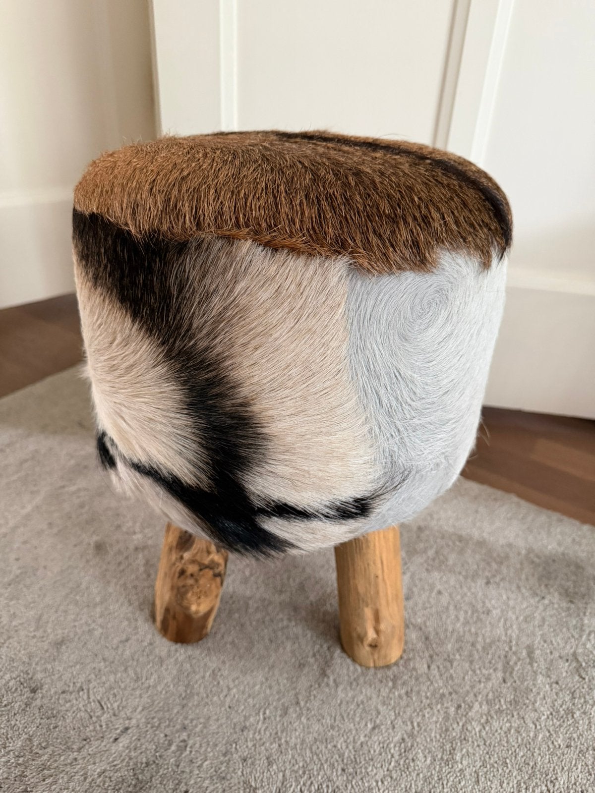 Prachtige poef hocker, geit en teakhout poten 42cm hoog, Ophalen of Verzenden, Zo goed als nieuw, Hout