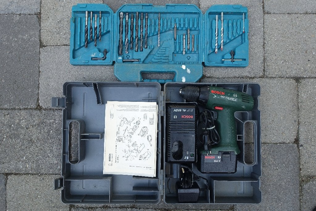TK: Akku schroevendraaier Bosch met set boren, Ophalen, Gebruikt, Minder dan 400 watt, Boor- en Schroefmachine