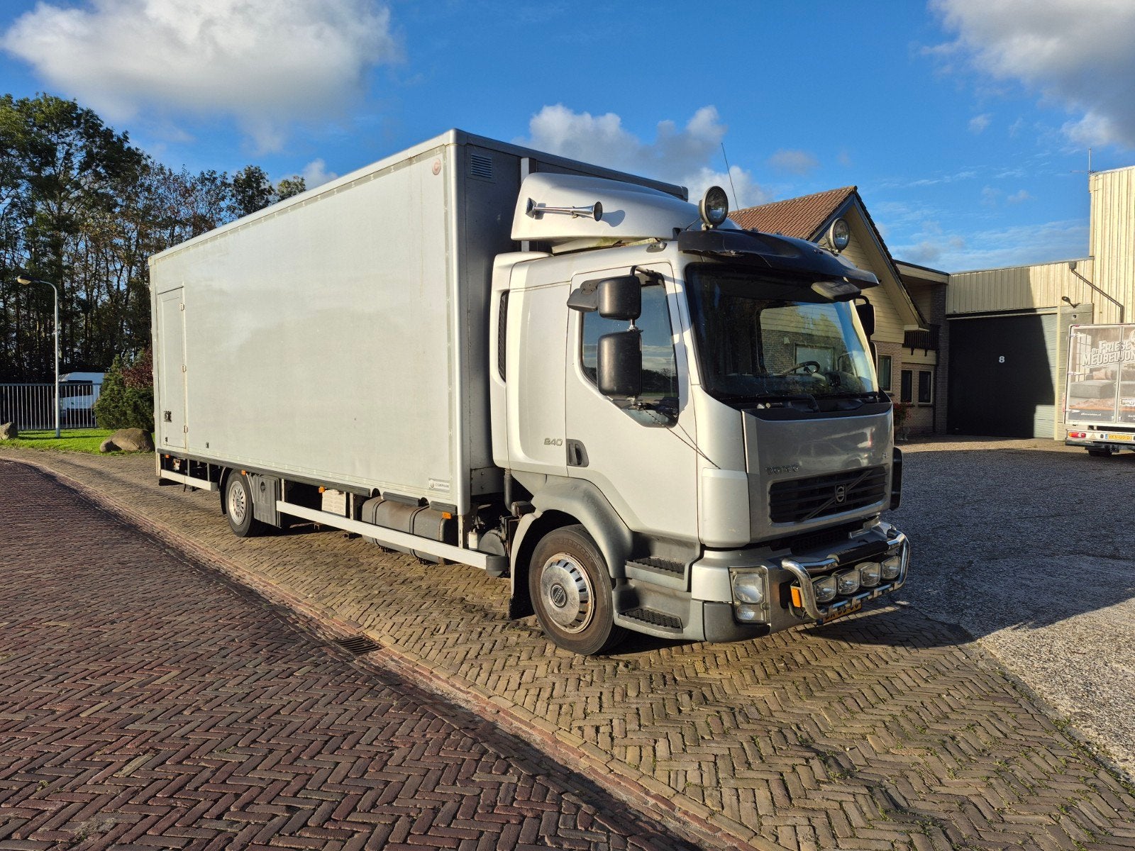 Volvo FLL42 4x bakwagen bloemenwagen koeling trekhaak Apk, Auto's, Automaat, Euro 5, Zwart, Bluetooth