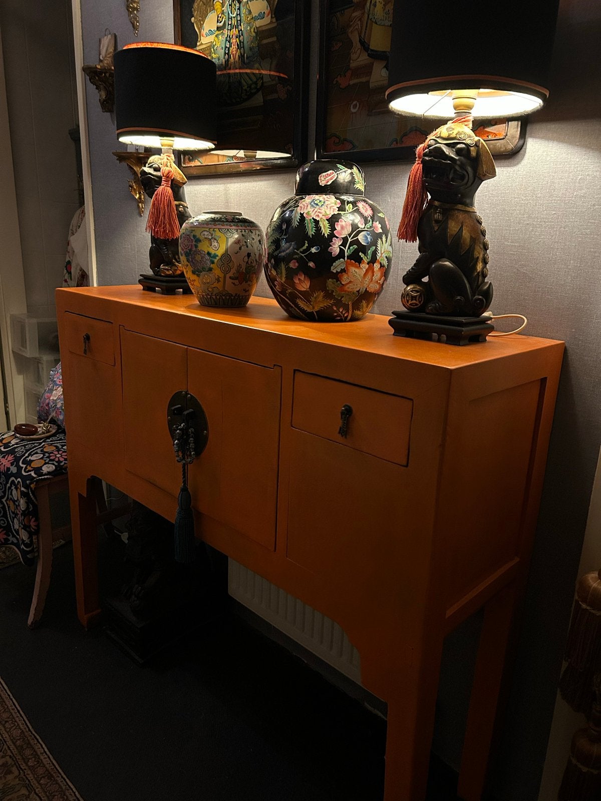 Oosterse sidetable/dressoir in oranje met lades, Antiek en Kunst, Ophalen