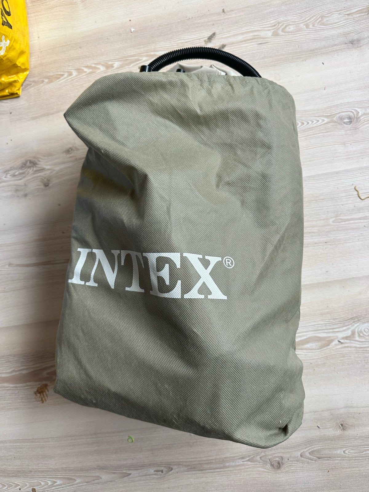 Intex 2-persoons luchtbed met ingebouwde pomp, Ophalen of Verzenden, Ingebouwde pomp, Zo goed als nieuw, 2-persoons