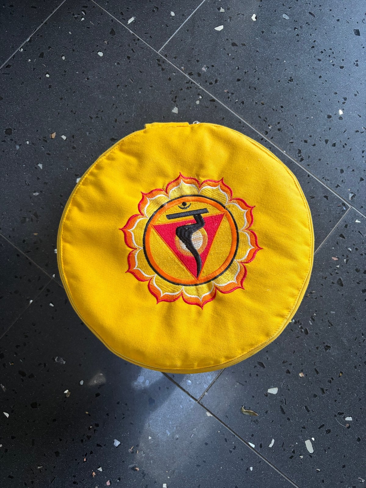 YogaStyles Meditatiekussen Geel met Chakra-symbool, Ophalen, Zo goed als nieuw, Yoga-accessoire