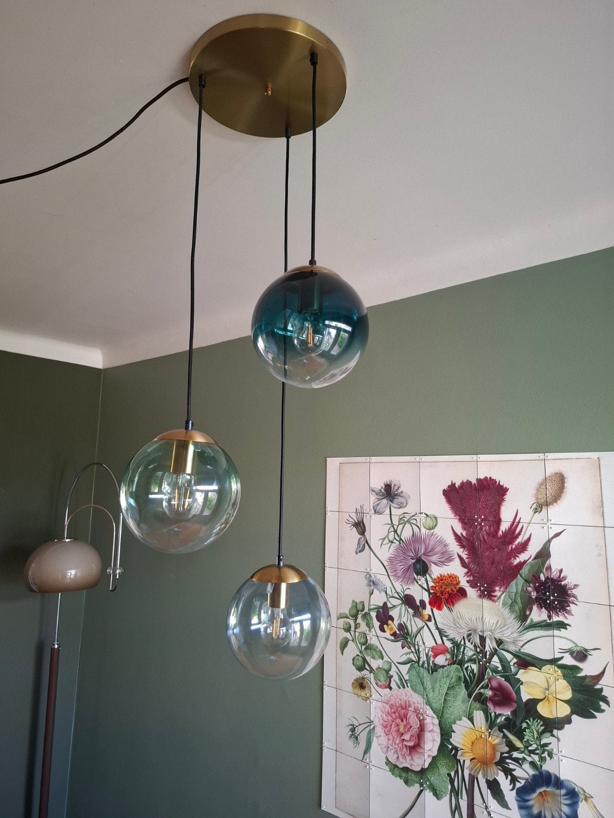 Moderne hanglamp met 3 glazen bollen en messing details, Ophalen, Modern, Scandinavisch, Industrieel, E27 (groot), Zo goed als nieuw
