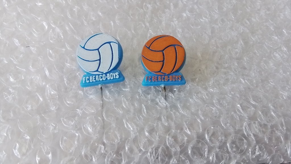 2 verschillende kleuren speldjes voetbalclub F.C berco boys, Ophalen of Verzenden, Zo goed als nieuw, Sport
