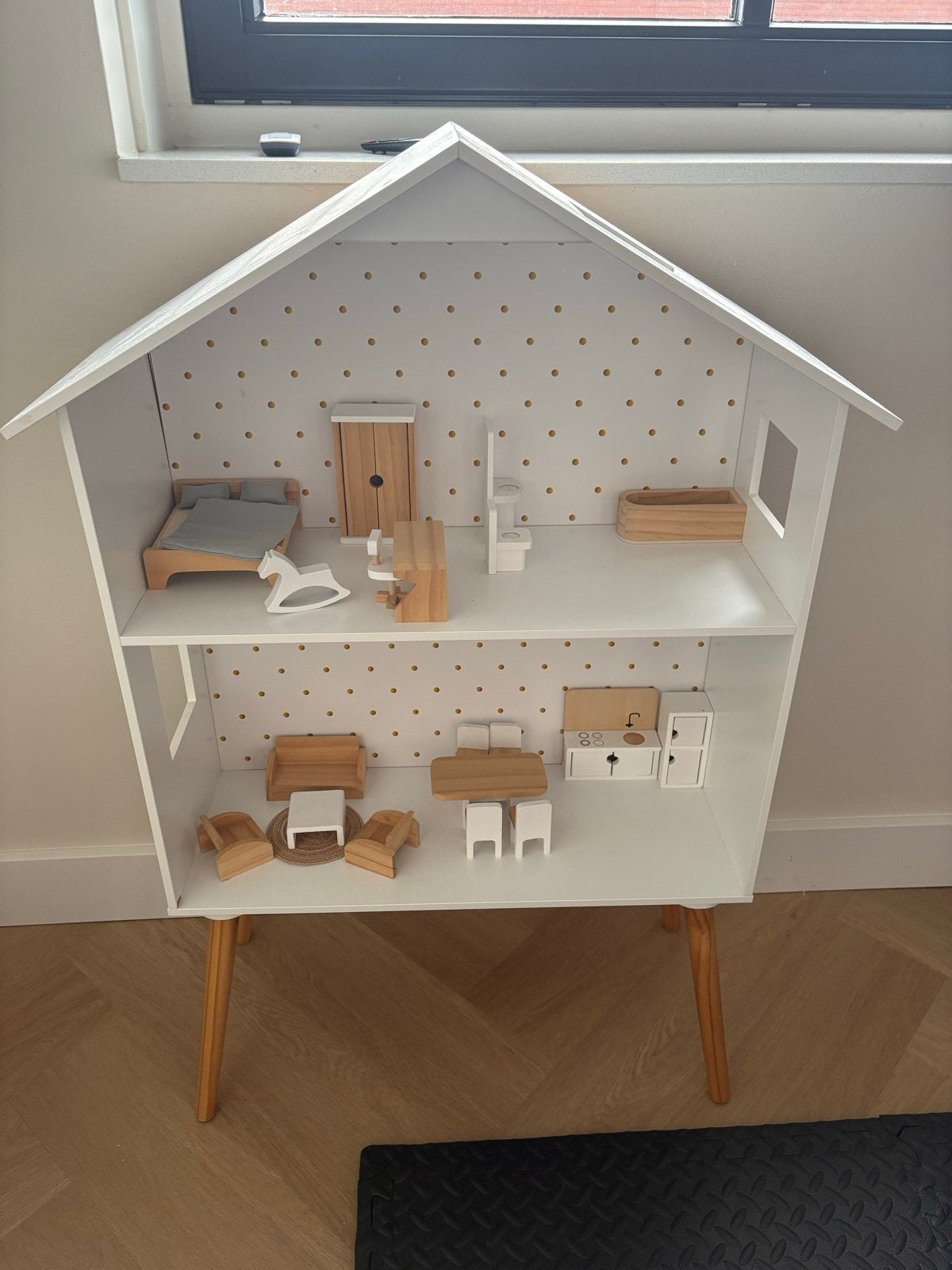 Houten Poppenhuis met Meubels Petit Amelie, Ophalen, Zo goed als nieuw, Poppenhuis