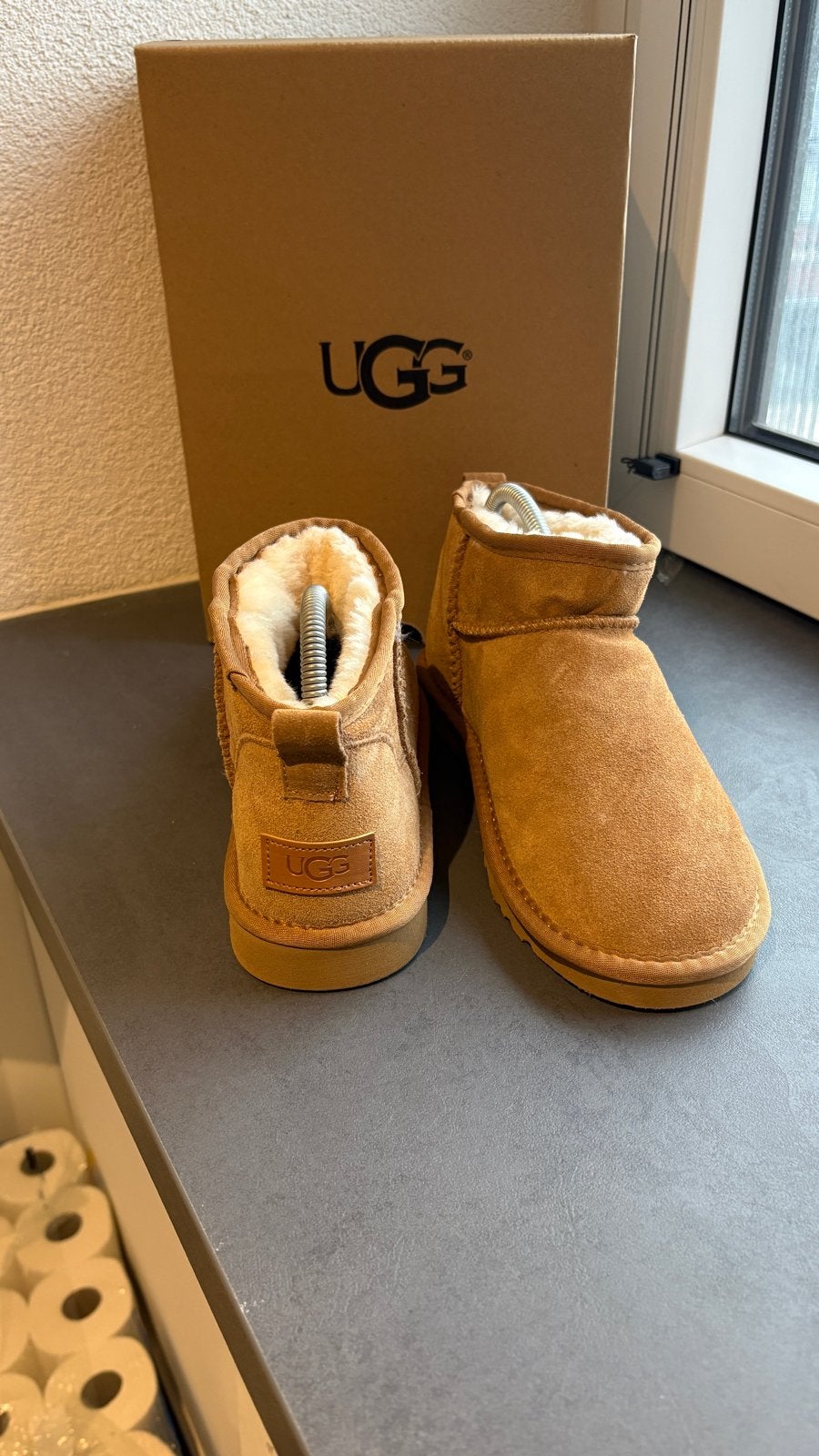 Nieuwe Uggs maat 40 in kleur Chestnut met doos, Bruin, Lage of Enkellaarzen, Nieuw, Ophalen of Verzenden