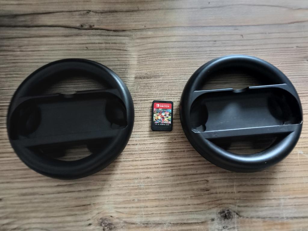 Nintendo Switch stuurwielen met Mario Kart 8 Deluxe, Spelcomputers en Games, Games | Nintendo Switch, Ophalen of Verzenden, Zo goed als nieuw