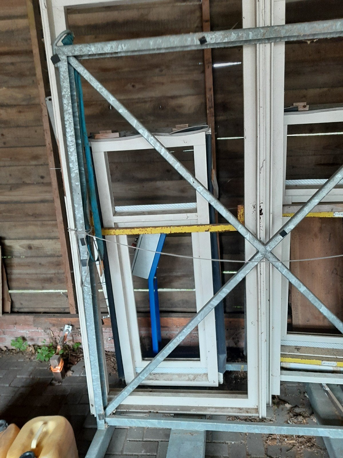 5 houten kozijnen met kunststof dorpel en draaiknopp, Ophalen
