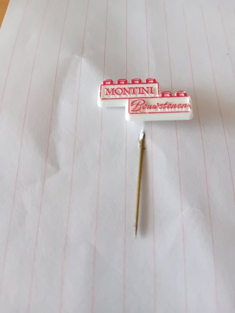 Pin - MONTINI Bouwstenen - Tiel, Ophalen of Verzenden, Zo goed als nieuw, Merk, Speldje of Pin