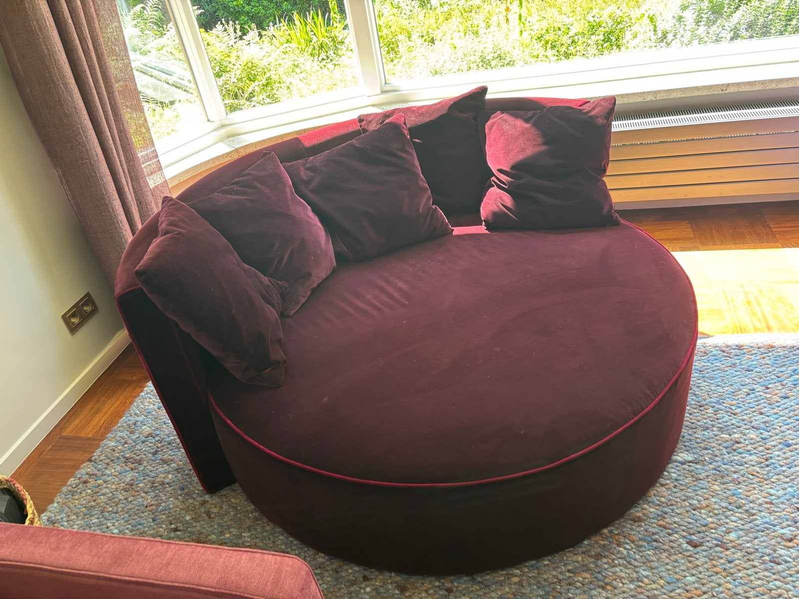 Jotex Ronde loungebank / daybed / loveseat - Bordeauxrood, Huis en Inrichting, Banken | Sofa's en Chaises Longues, Ophalen, 150 tot 200 cm