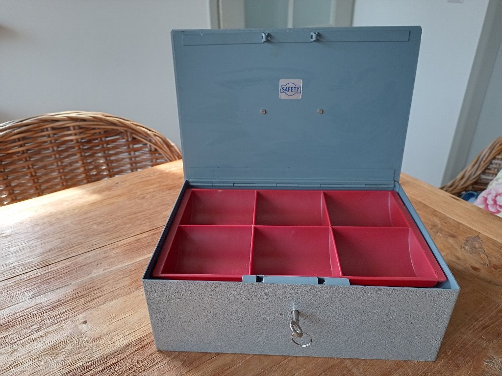 Mooie grote metalen geldkist Safety, Ophalen of Verzenden, Gebruikt, Brandkast