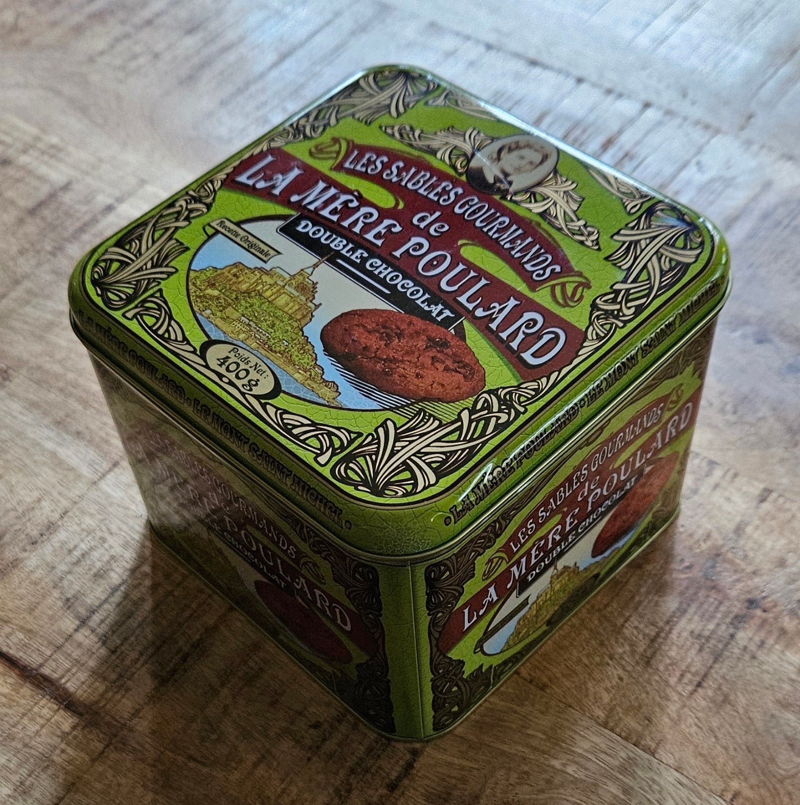 La Mère Poulard Chocolade koekblik uit Saint Michel France !, Verzamelen, Blikken, Ophalen of Verzenden, Nieuw, Koek(jes)
