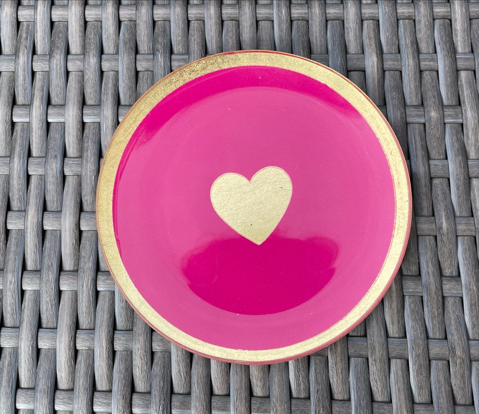 Roze bordje ( 23 cm ) met gouden hart en rand, Nieuw, Roze, Ophalen of Verzenden, Modern