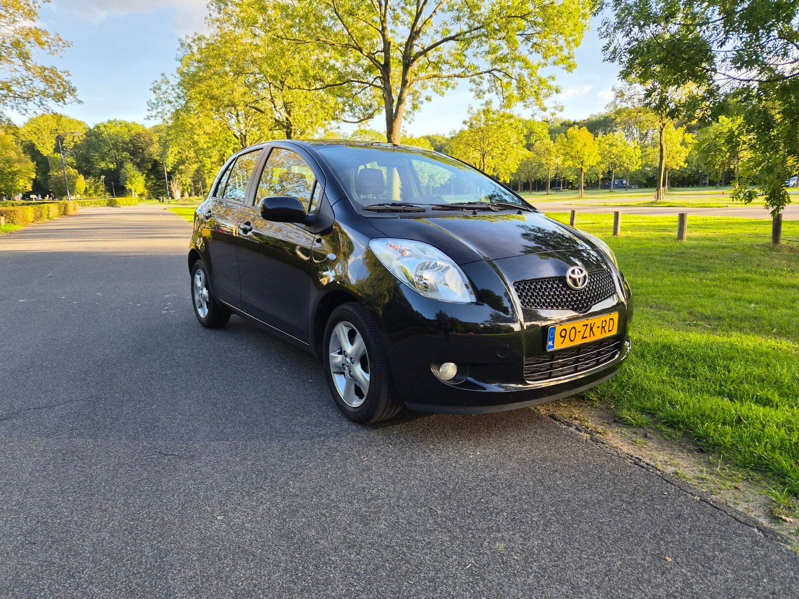 Toyota Yaris 1.3 16V Vvt-i 5DR 2008 Zwart, Auto's, Voorwielaandrijving, 40 €/maand, 4 cilinders, 995 kg