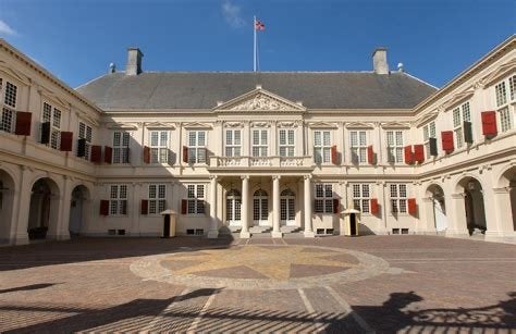 1x Paleis Noordeinde & Koninklijke Stallen 22/7 13.45 uur, Drie personen of meer