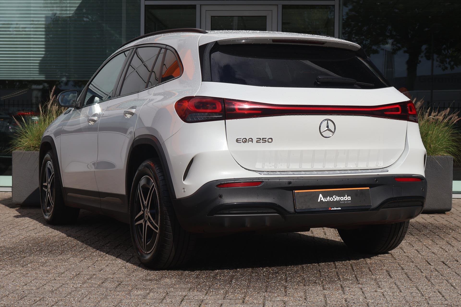 Mercedes EQA 250 AMG-Line 190pk SoH 100% | Sfeer | Camera |, Auto's, Gebruikt, Met garantie (alle), Wit, 90 €/maand