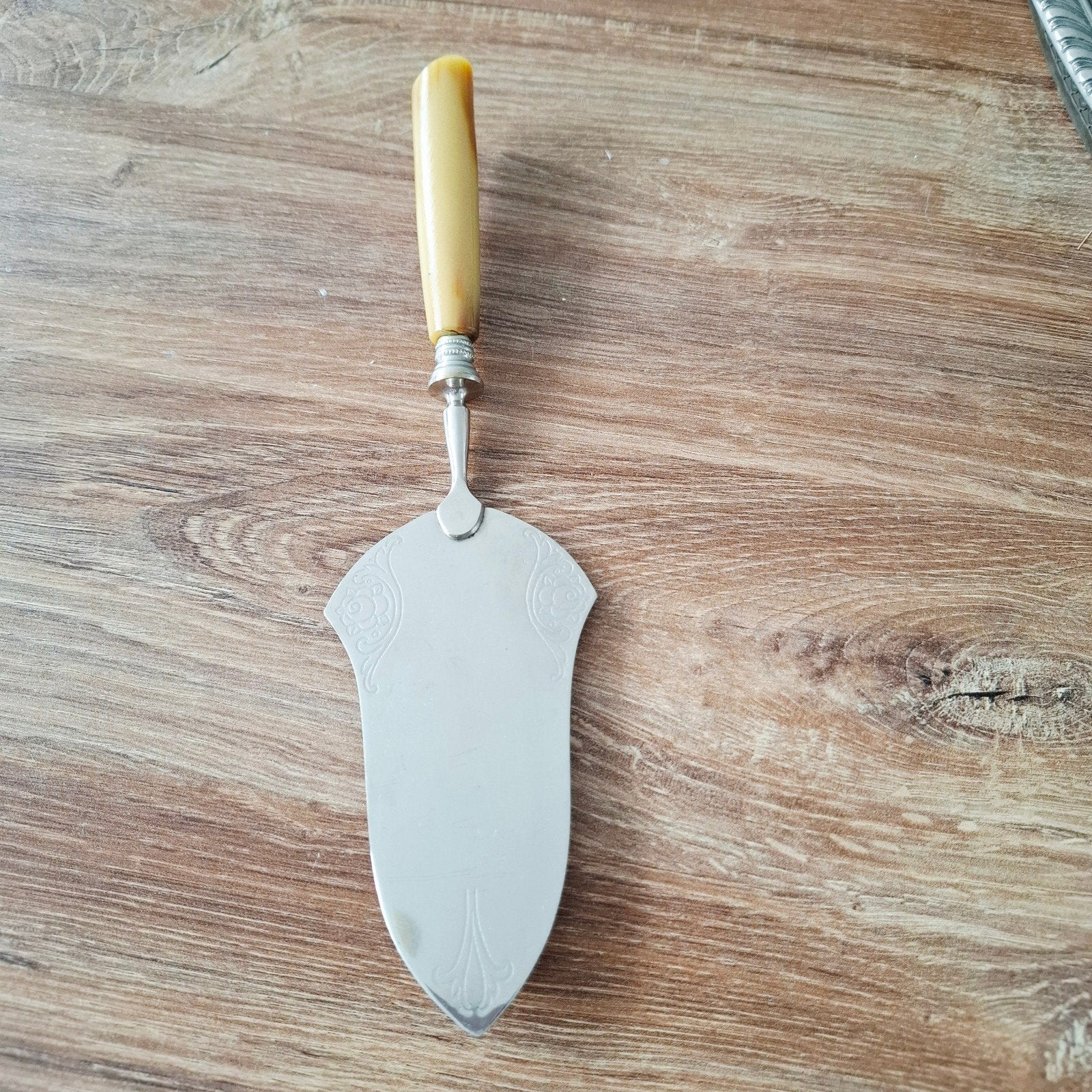 Antieke taartschep met bewerkt blad en been handvat, Antiek en Kunst, Antiek | Bestek, Ophalen of Verzenden