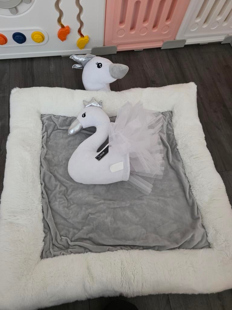 Zwaan boxkleed en knuffel hanger voor aan de muur, Kinderen en Baby's, Speelgoed | Knuffels en Pluche, Met geluid, Overige typen