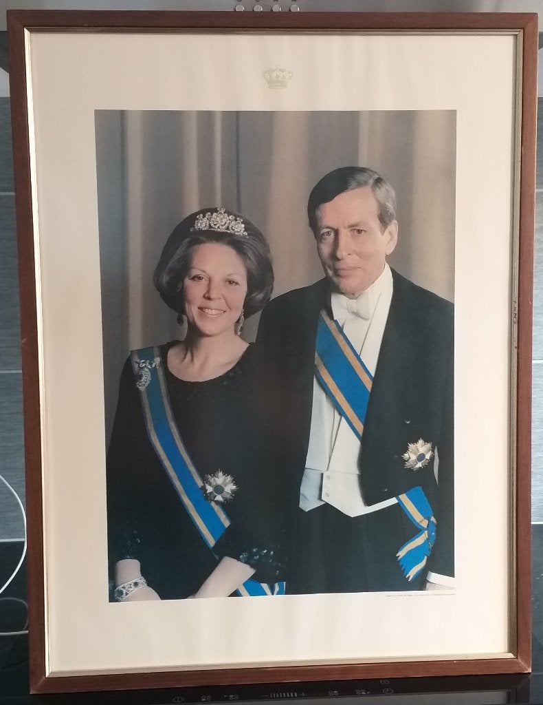 STAATSIEPORTRET BEATRIX&CLAUS 1980 (50x65 cm), Verzamelen, Ophalen, Gebruikt, Nederland, Kaart, Foto of Prent