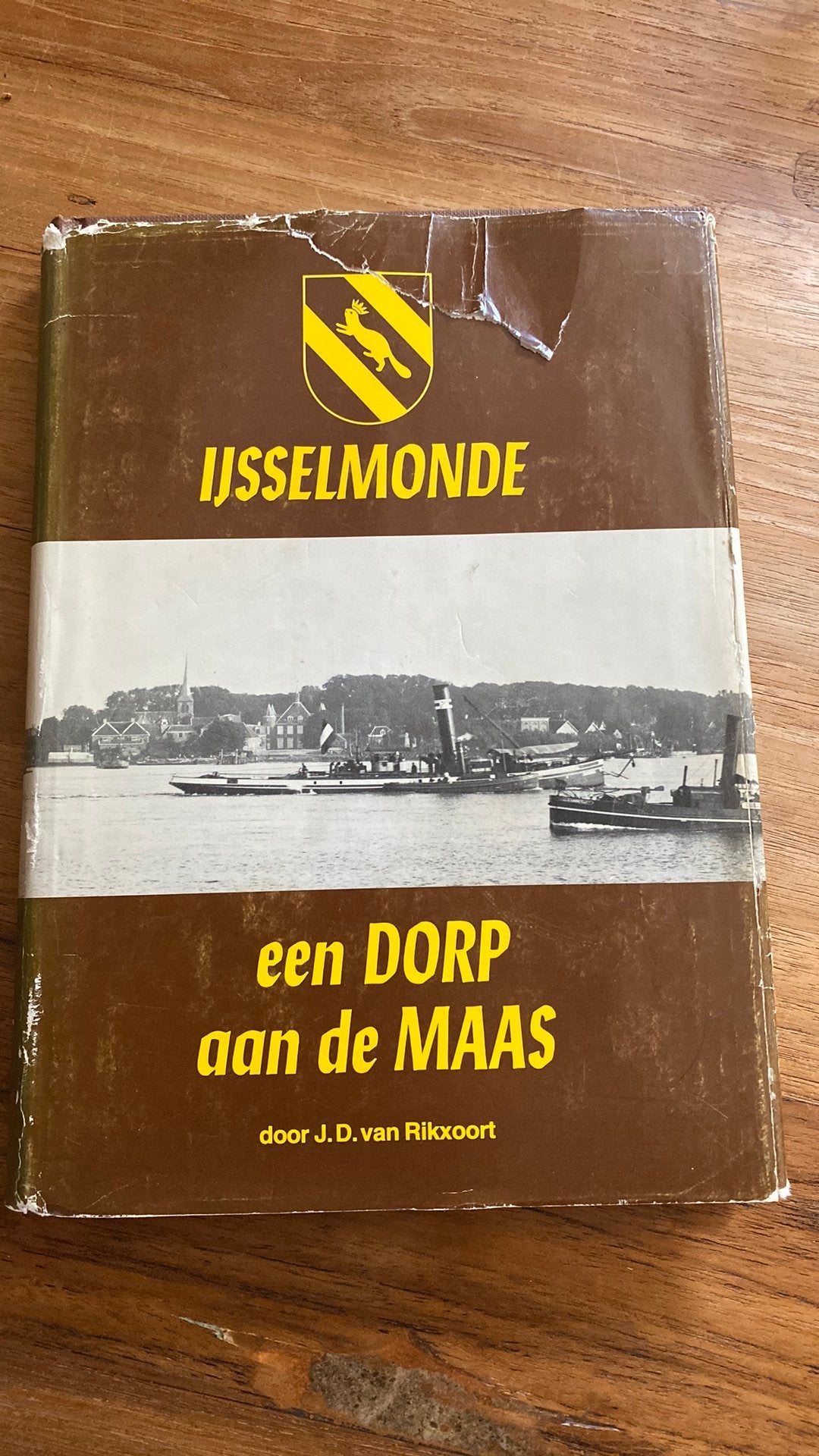 Ijsselmonde een dorp aan de Maas. J.D. Van Rikxoort - 1979, Boeken, Ophalen of Verzenden, Gelezen