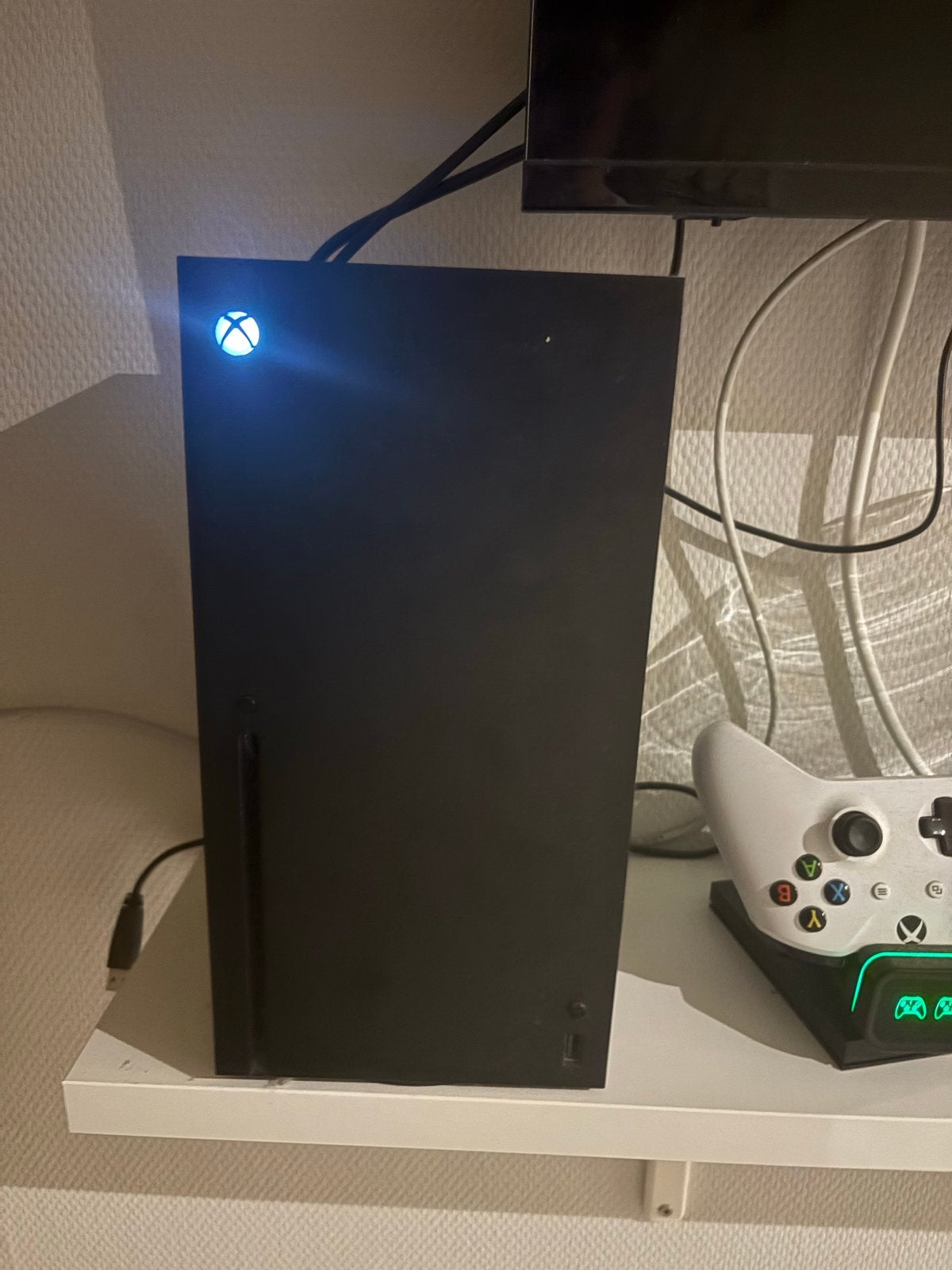 Xbox Series X met controller en alle kabels