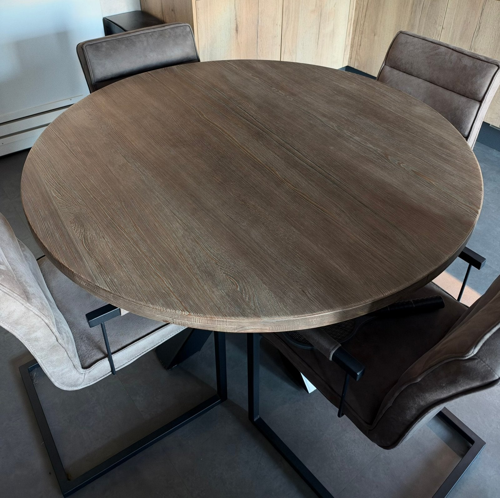 Ronde boomstam eettafel 130 cm – Old Pine Dark, Huis en Inrichting, Ophalen, Rond, Zo goed als nieuw, Vier personen
