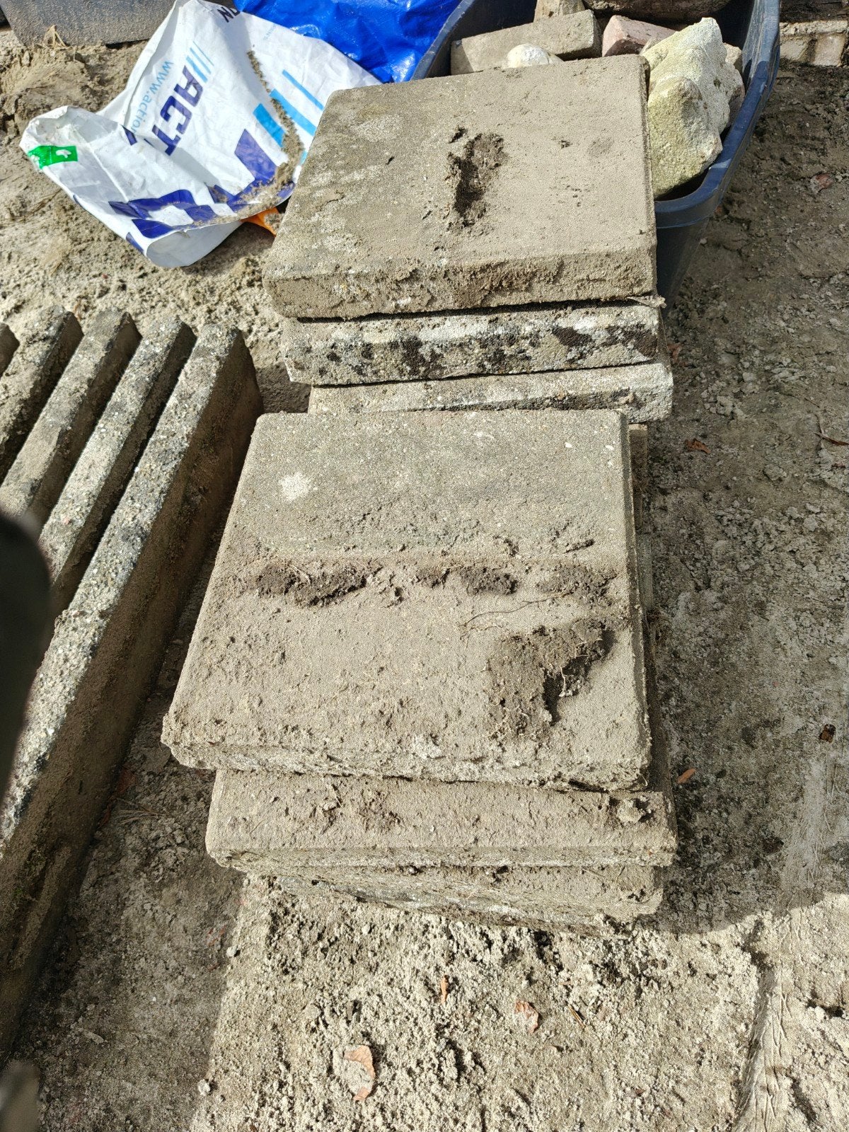 16 gebruikte basis tegels gratis af te halen, Tuin en Terras, Ophalen, Gebruikt, Minder dan 5 m², Beton
