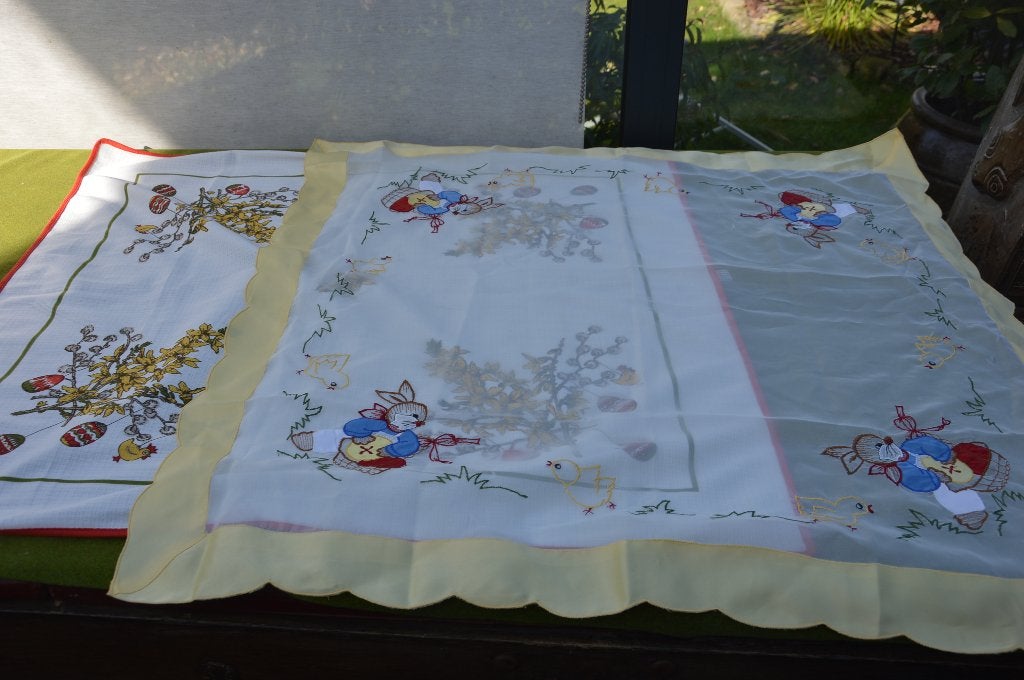 2 vintage paas tafelkleedjes van 80 cm/80 cm en 84 cm/84cm, Ophalen of Verzenden