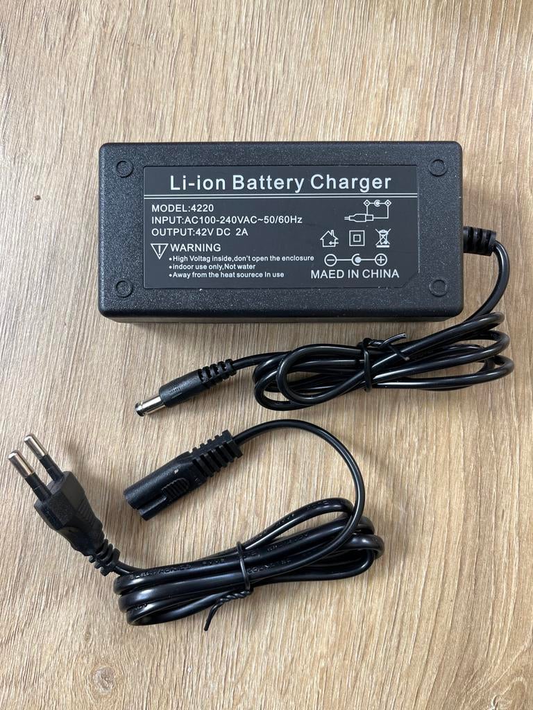 Li-ion Batterijlader 42V 2A voor step/e-bike, Ophalen of Verzenden, Nieuw