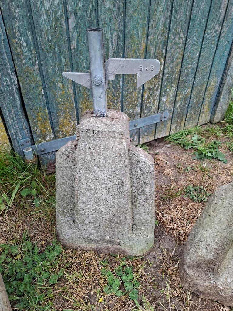 2 x Betonnen poer met heksluiting en betonnen poer met paal, Ophalen, IJzer