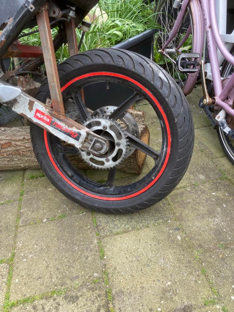 Aprilia RS125 achterwiel met band en tandwiel, Motoren, Ophalen, Gebruikt