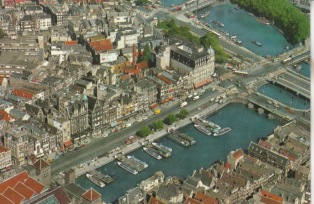 Amsterdam Luchtopbame Damrak en Prins Hendrikkade 1973, Ophalen of Verzenden, 1960 tot 1980, Ongelopen, Noord-Holland