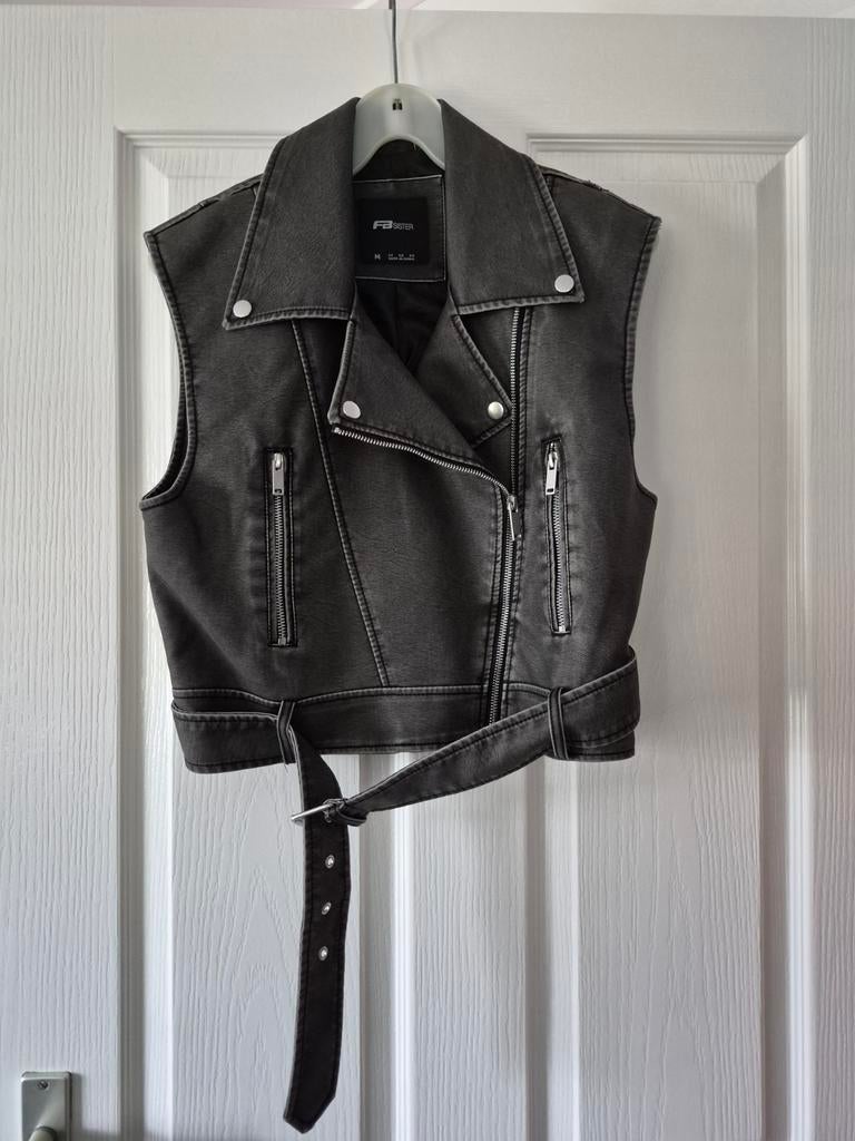 FB Sister Mouwloos Bikerjack - Maat M (valt ruim), Kleding | Dames, Jassen | Zomer, Maat 38/40 (M), Ophalen of Verzenden, Zo goed als nieuw