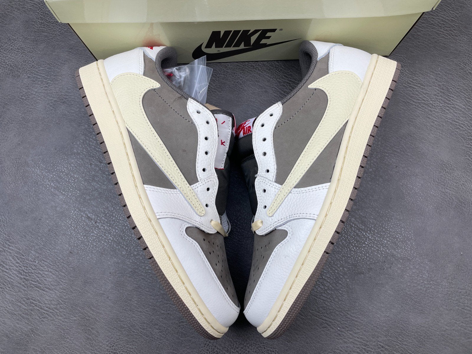 Travis Scott x Air Jordan 1  ‘Reverse Mocha’ | €150, Ophalen of Verzenden, Nieuw, Bruin, Sneakers of Gympen