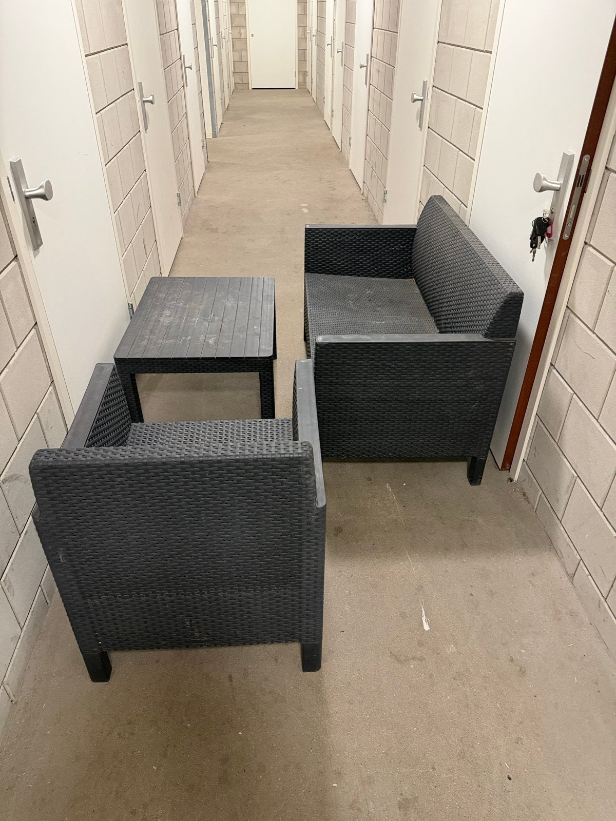 Zwarte Wicker Loungeset met 3 Zitplaatsen en Bijzettafel, Ophalen, Kunststof, Gebruikt, 3 zitplaatsen