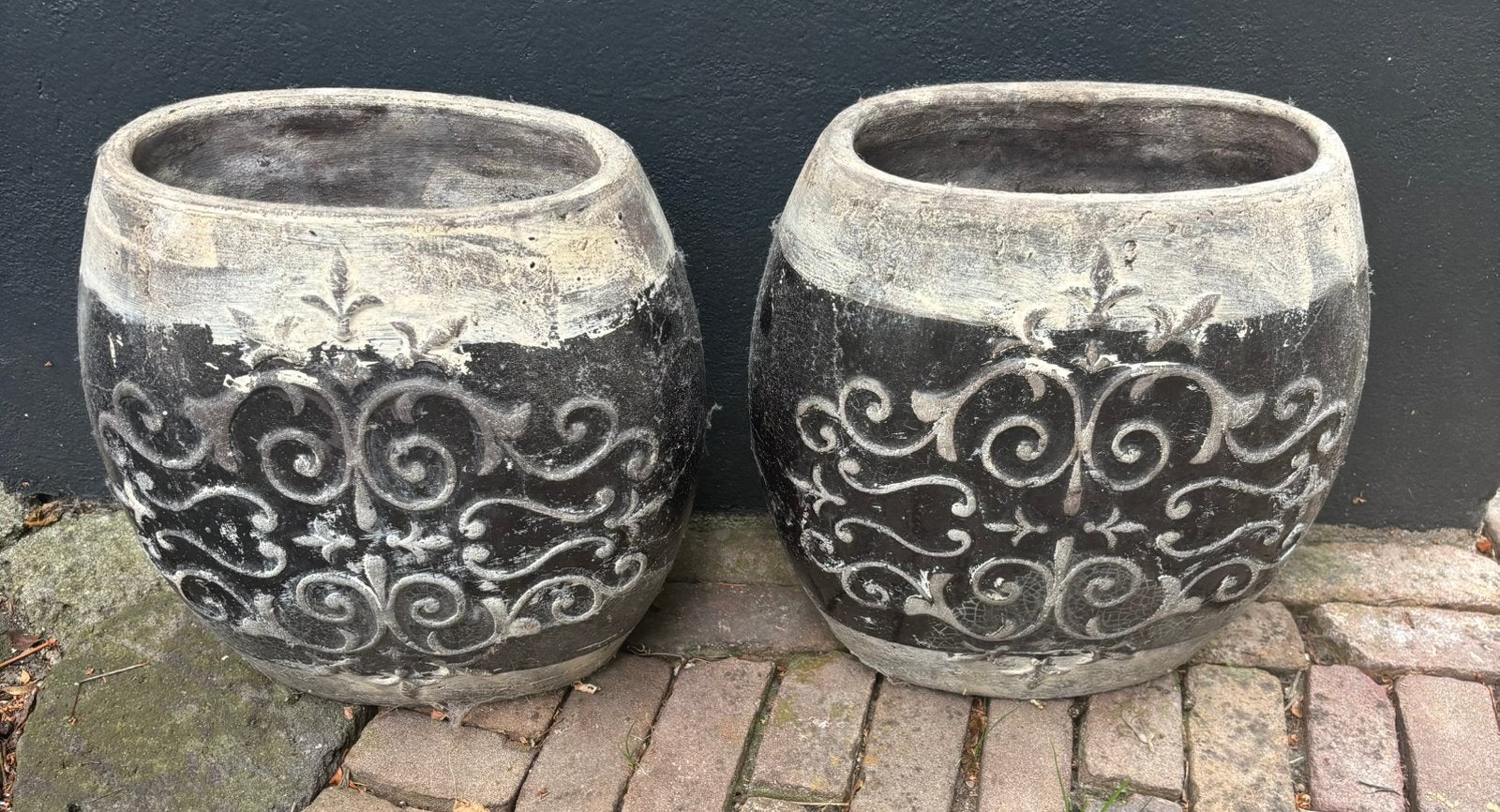 Twee grijze aardewerk potten, Ophalen, Rond, Binnen, Zo goed als nieuw