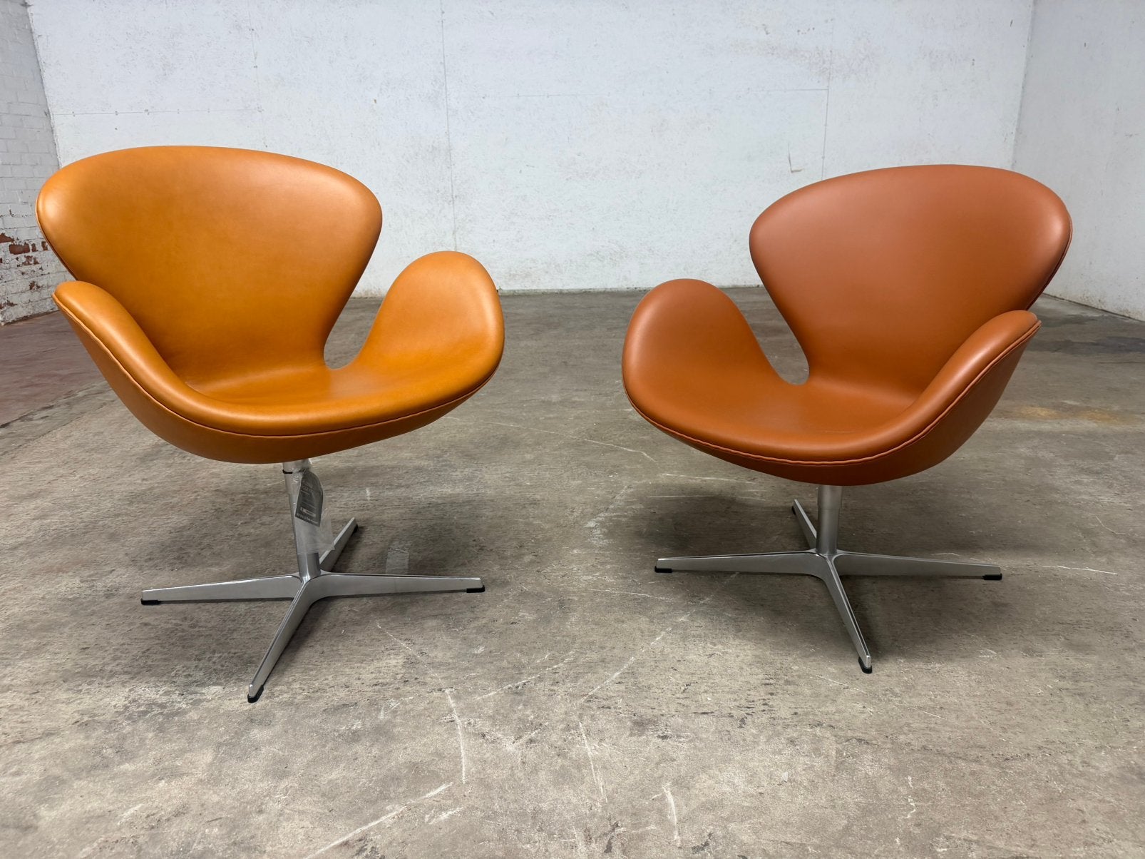 2x Fritz Hansen Swan chair Cognac leder, NIEUW !!, Nieuw, Ophalen of Verzenden, 50 tot 75 cm, Knoll vitra elda b&b italia sede cassina artifort togo leolux