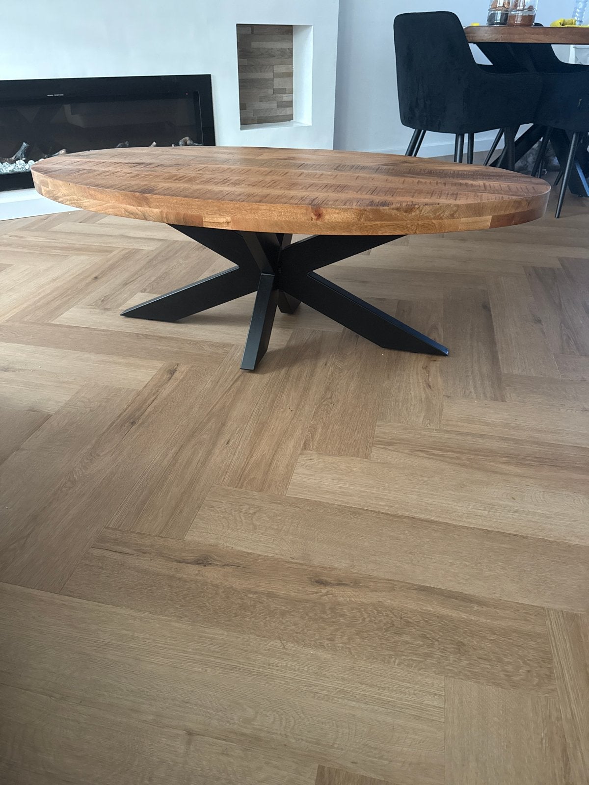 Mooie ovale salontafel van mangohout met metalen onderstel, Ophalen, 100 tot 150 cm, Zo goed als nieuw, Ovaal