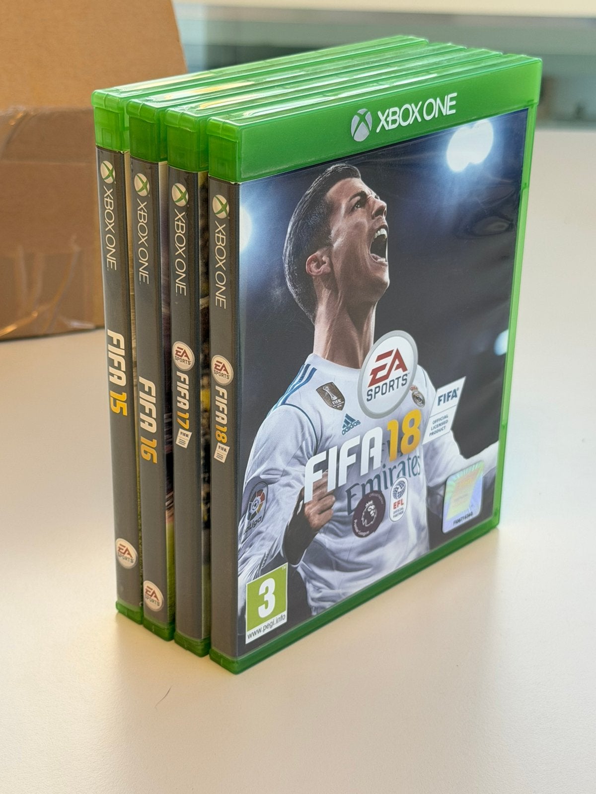 4x FIFA 15 16 17 18 Xbox One Voetbal Games Set 4 spelletjes, Spelcomputers en Games, P, P, Ophalen of Verzenden, Zo goed als nieuw