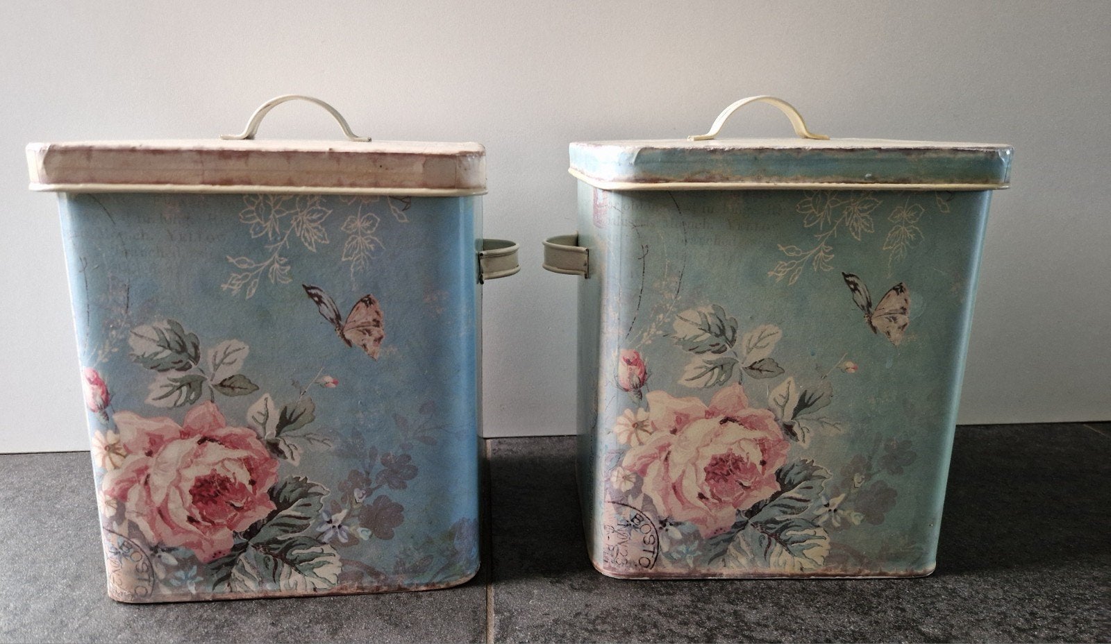 2 grote blikken van Claire&Eef. Blauw, groen gebloemd., Ophalen of Verzenden, Gebruikt, Overige, Overige merken