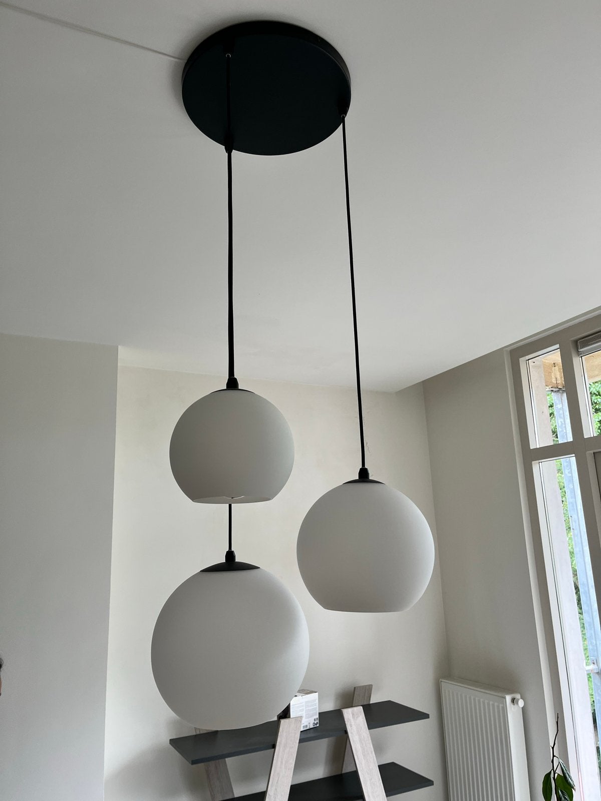 ETH Hanglamp met 3 Melkwitte Glazen Bollen, Huis en Inrichting, Lampen | Hanglampen, Ophalen, Zo goed als nieuw, Glas
