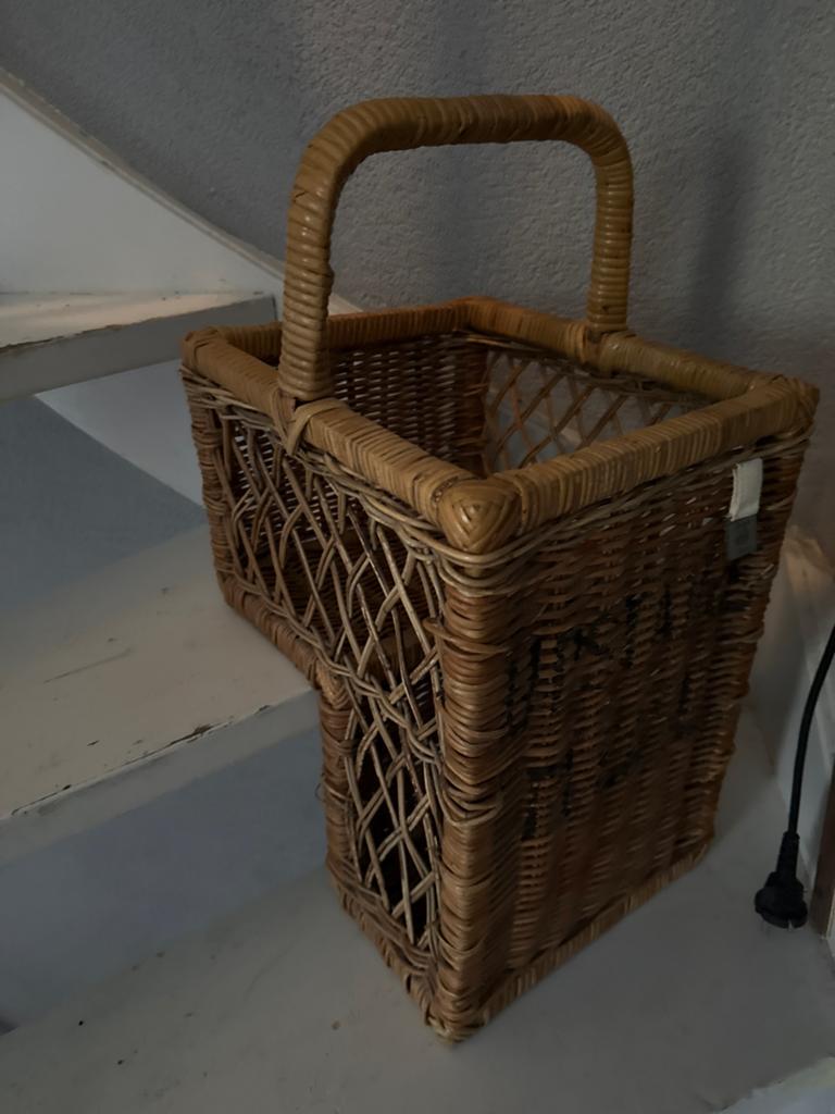 Riviera Maison Vintage rieten trapjesmand met handvat, Huis en Inrichting, Woonaccessoires | Overige, Vintage, Gebruikt, Ophalen of Verzenden