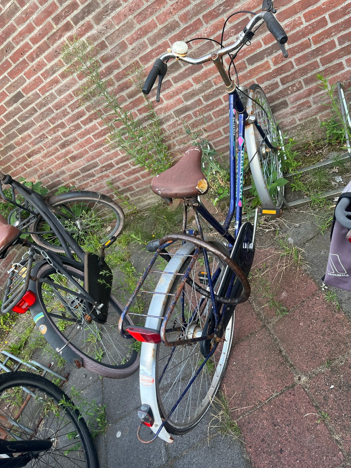 Oude fiets met lekke banden - opknapper, Fietsen en Brommers, Fietsen | Dames | Damesfietsen, Ophalen, Gebruikt, Overige merken