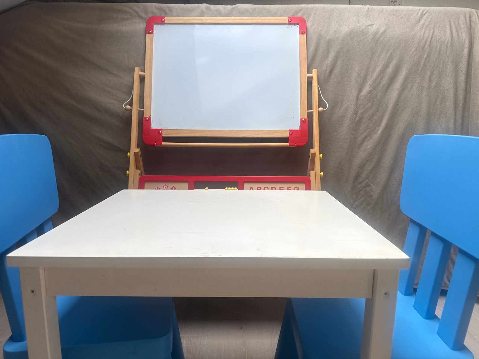 Kinder speelset: tafel, 2 stoelen en tekenbord, Ophalen of Verzenden, Gebruikt, Tafel