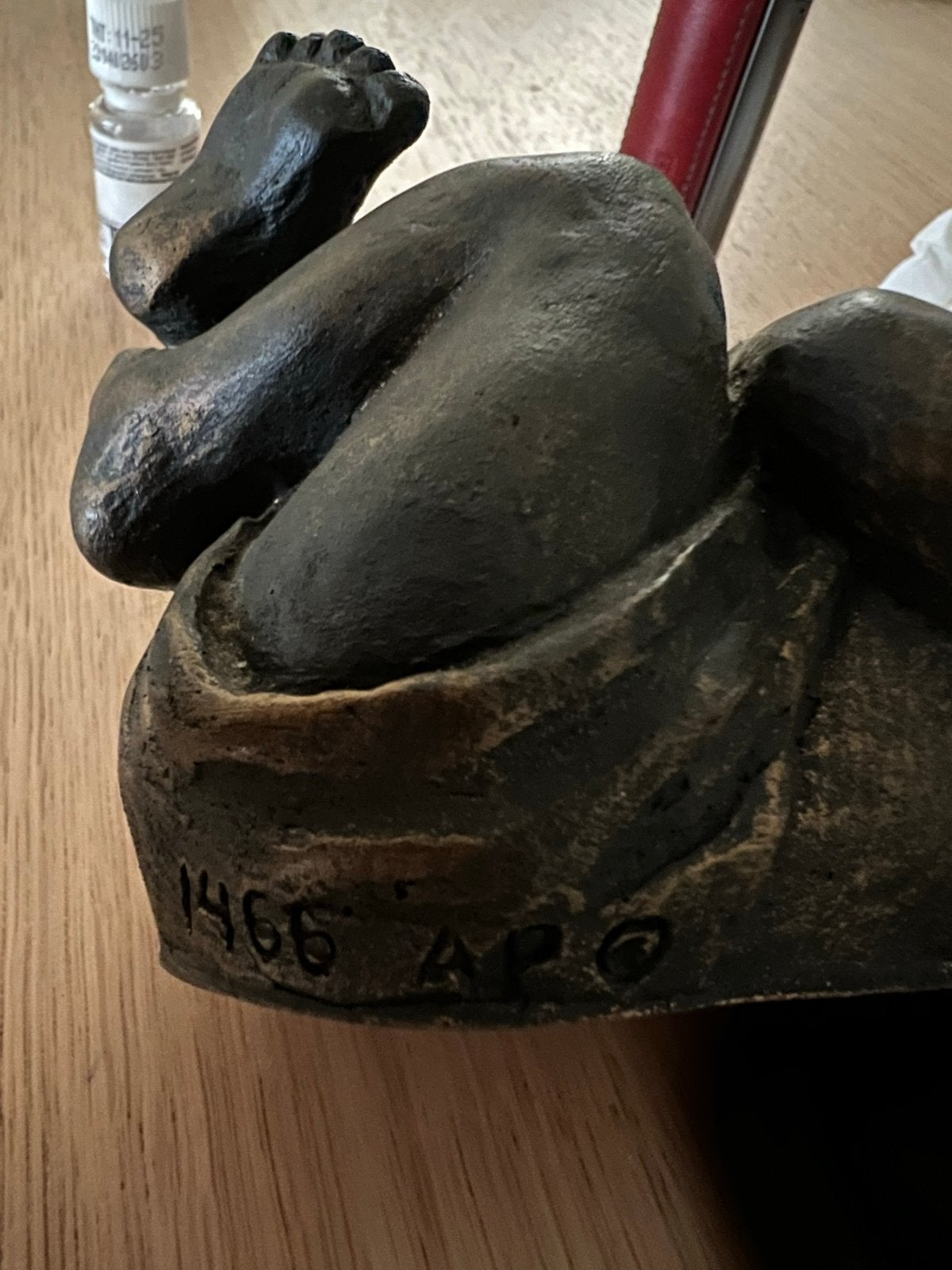 Bronzen beeldje van slapende baby, gesigneerd 1966 AP, Ophalen, Overige onderwerpen, Minder dan 20 cm, Brons
